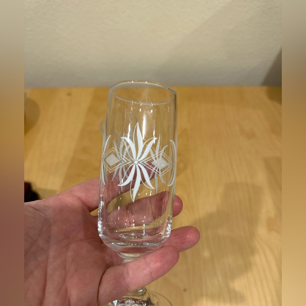 Vintage Glads Stemware with White Star Accents - Picture 4 of 5